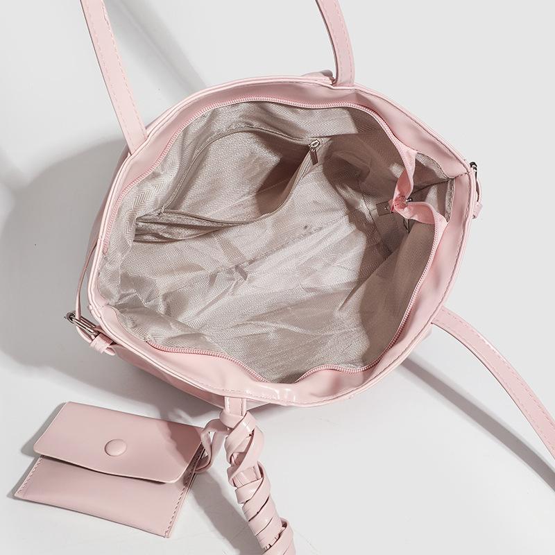 A Niche Underarm Bag, A Fashionable Tote Bag for Spring