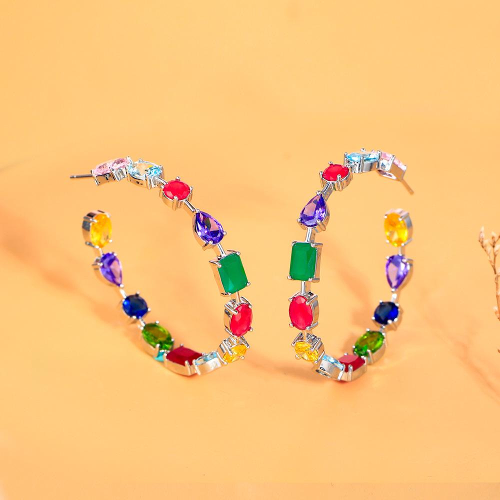 Boucles d'oreilles anneaux C de luxe Lumière Arc-en-ciel Rêve Design Couleur Bonbon Cœur Cristal Zircon Boucles d'oreilles Irrégulières