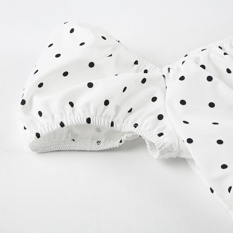 2025 Eng anliegendes T-Shirt mit Puffärmeln, Polka-Dots und V-Ausschnitt