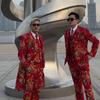 Nordost Großer Roter Blumiger Modeanzug: Trendiges Vier-teiliges Bräutigam-Set