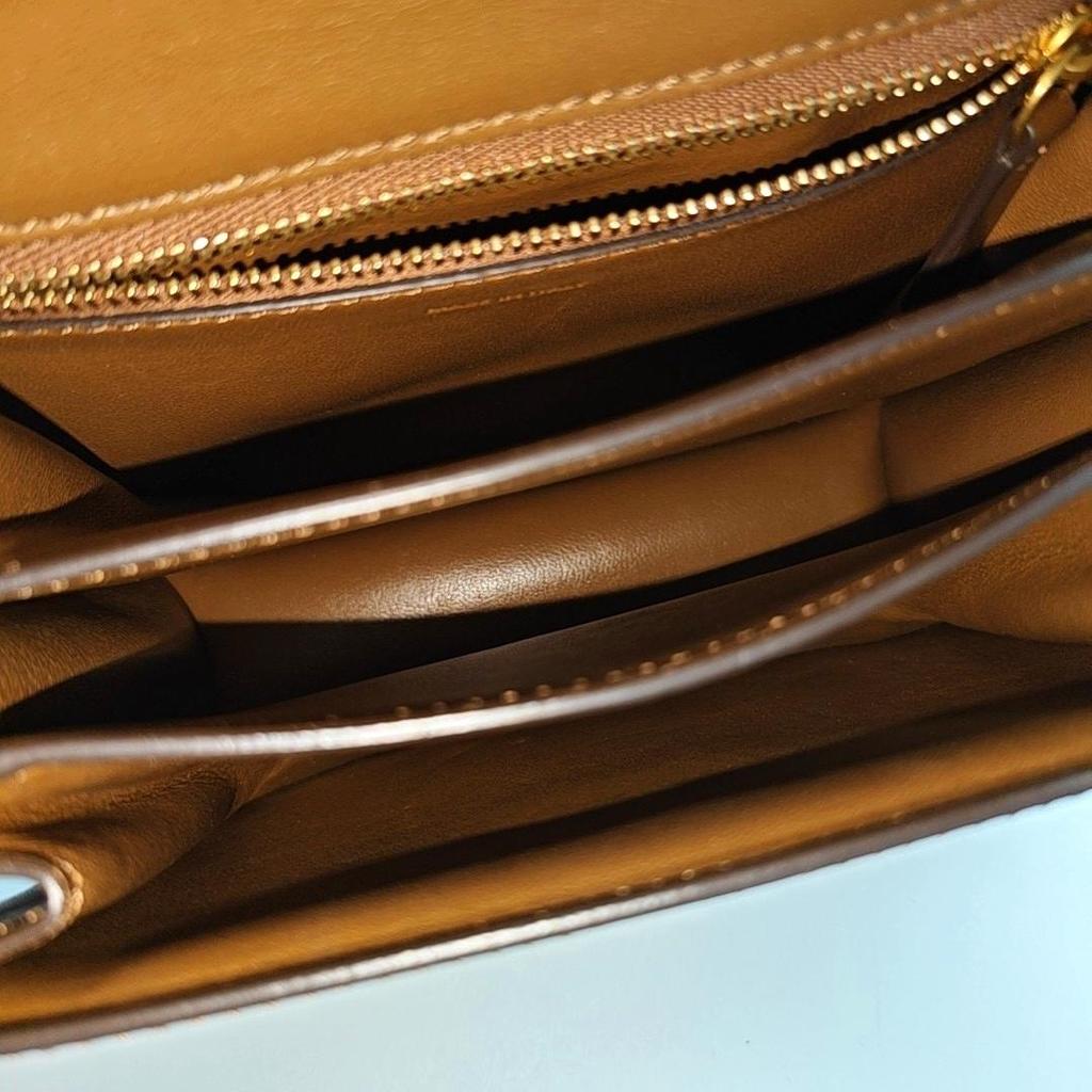 [Pre-Owned] Classic Box Polished Gold Buckle Leather Tofu Bag - Very Good #1RS73WW
