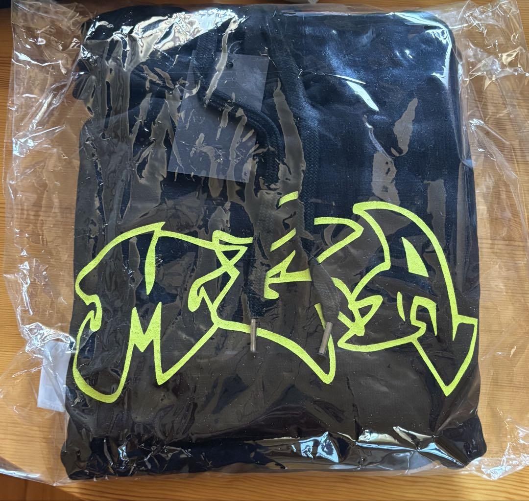 

[Б/У] Миссис. Худи с корейским мерчем GREEN APPLE