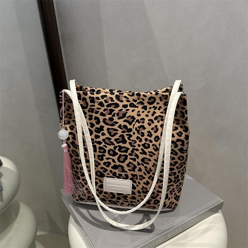 

Spring and summer new trendy versatile bucket tote bag large capacity casual and beautiful hand bag woman