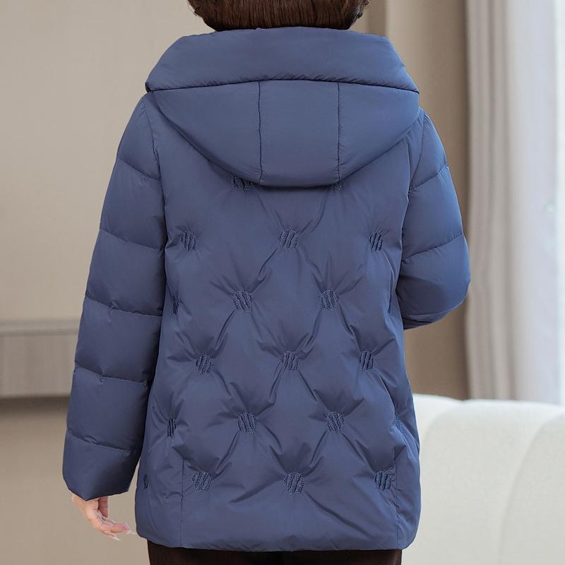 Nadměrná velikost XL-6XL Dámská krátká prošívaná bunda středního věku Zimní svrchní oděv s kapucí Elegantní výšivka Hřejivé péřové kabáty