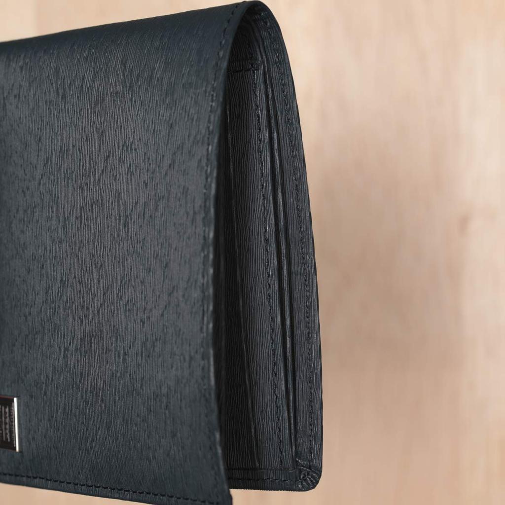 Porter Aktuelles Portemonnaie von Yoshida Dieses und ein einfaches Bifold-Portemonnaie haben kein Münzfach und sind aus Rindsleder mit einer Jacquard-Gerbung Made