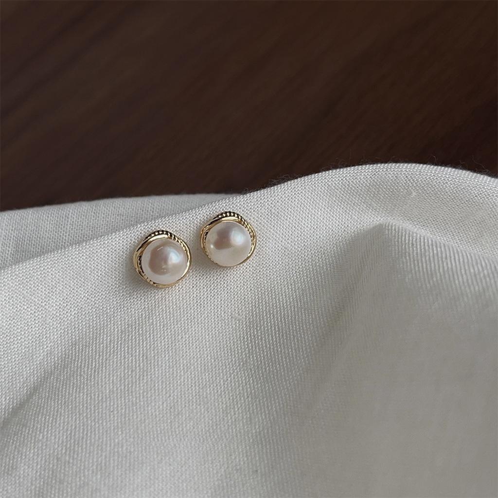 Female Minimalist Style Earrings 1 pair