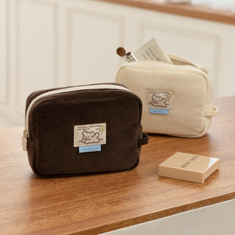 Вельветовая косметичка с узором «Кои» cream