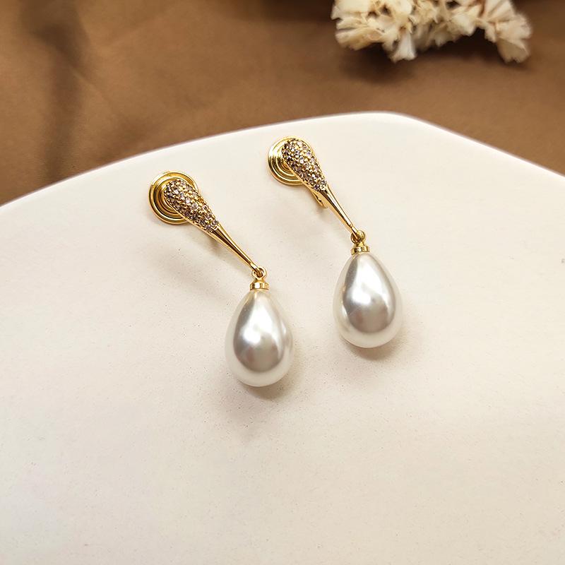 Pearl Ear Clips: Painless, No-Pierce Mosquito Coil Design Earrings for Women - Elegant and High-End.