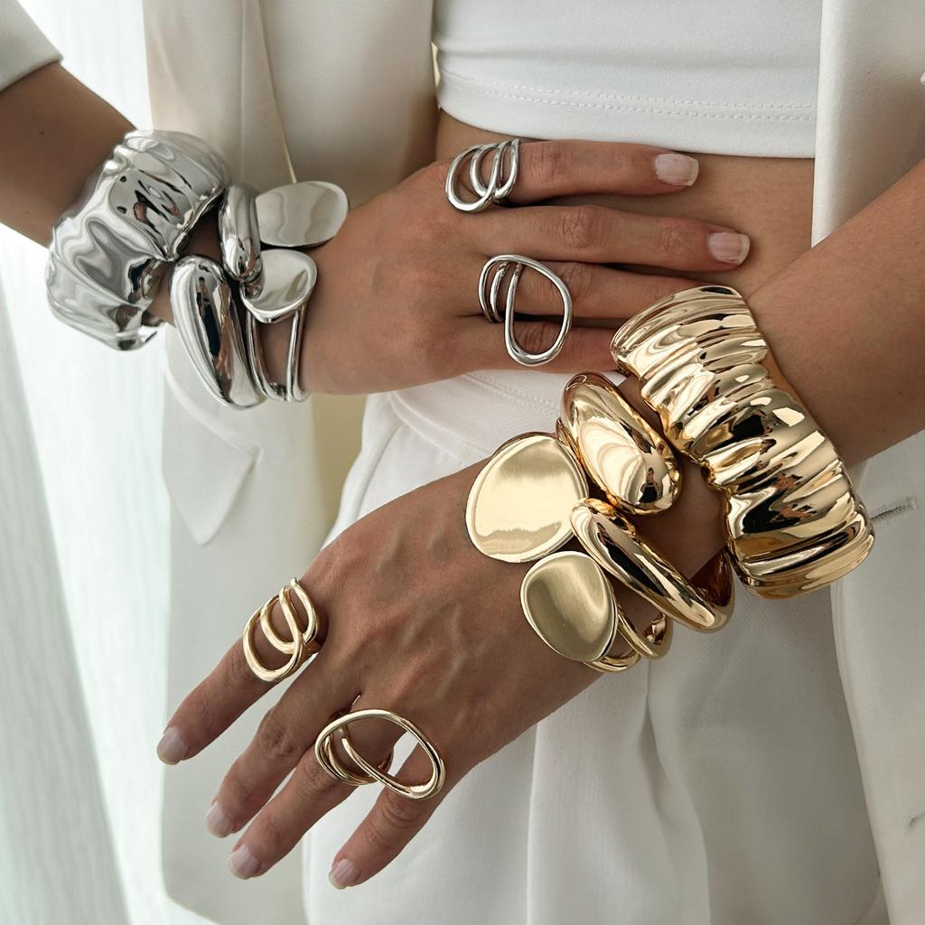 Fashion Heavy Industry Scenic Surface Bracelet Female, Personalized Folds Retro Metal Water Drop Hug Bracelet