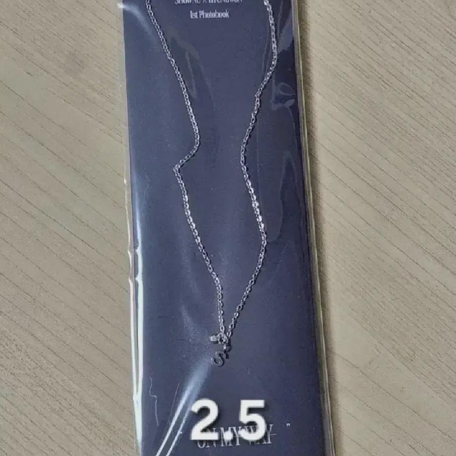 

Monsta X Monexhianu Hyoung Won Exhibition Necklace Photocard