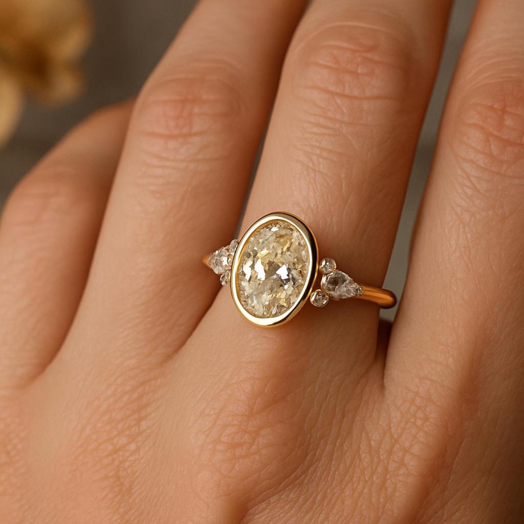 Inel de logodnă cu bezel oval din zirconiu cubic – Inel de nuntă nupțial placat cu aur galben cu pietre laterale – Bijuterii Art Deco Cadou pentru ea