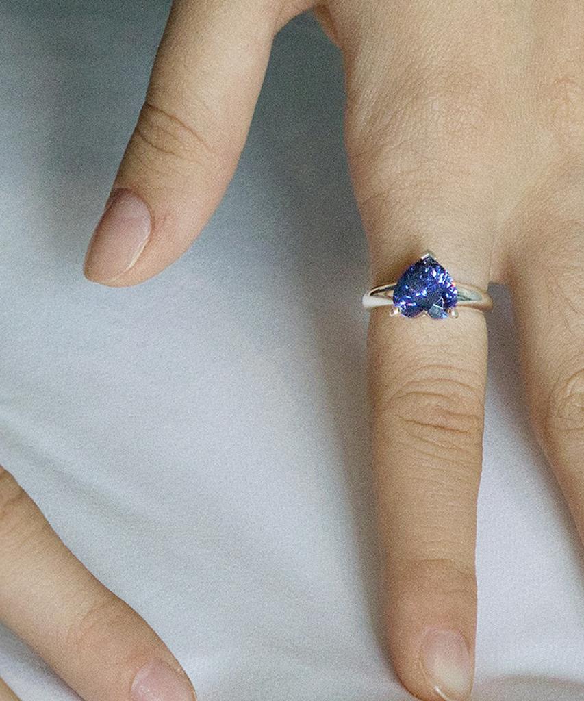 Nuavo Falling Love Ring