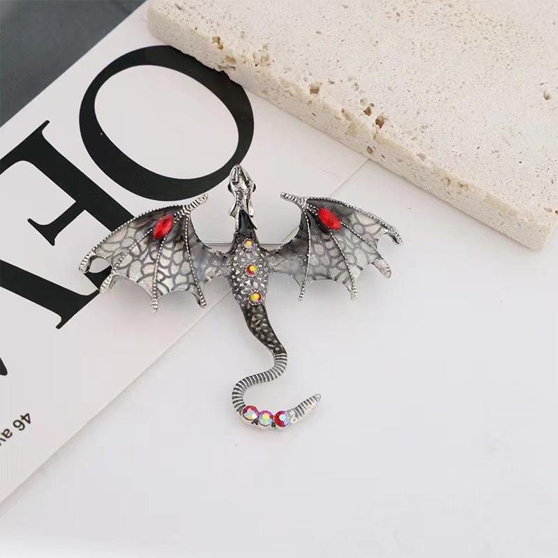 

Креативна Імітація Дракона Барвиста Ручна Робота Металева Брошка для Жінок Чоловіків Стильні Значки на Лацкан Ювелірні Аксесуари Подарунок one size сірий