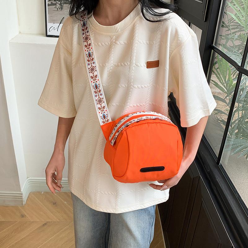 New Simple Casual Single Shoulder Unique Fashion Shell Bag Lightweight Artistic Large Capacity Crossbody Bag