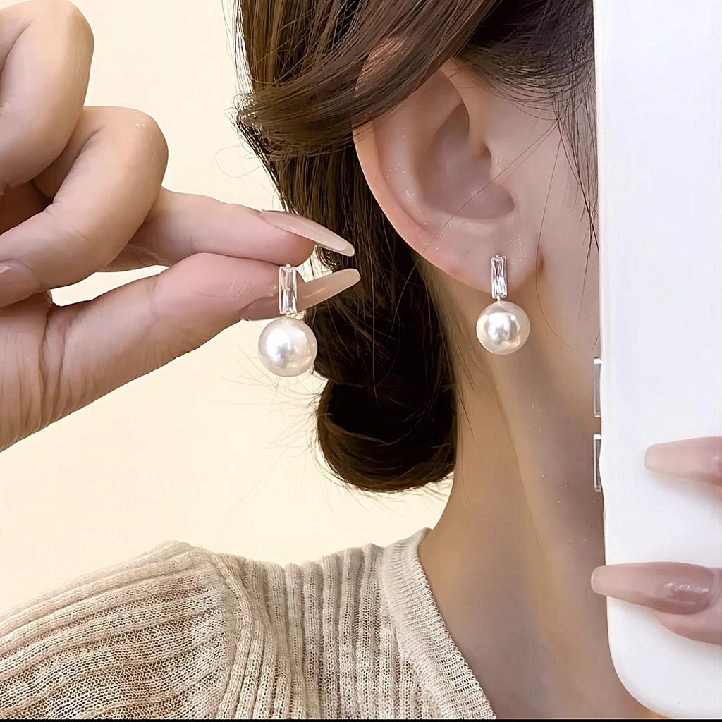 Orecchini a Bottone con Perle in Stile Francese - Accessori per Orecchie Casual Unici ed Eleganti per Donna. Realizzato in Argento 925.