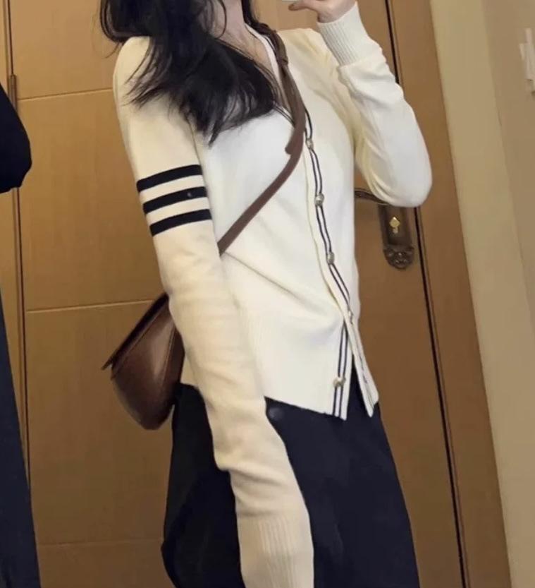 Korean Elegant V-Neck Knit Cardigan – Slim Fit, Long-Sleeved, Early Autumn Sweater for Women