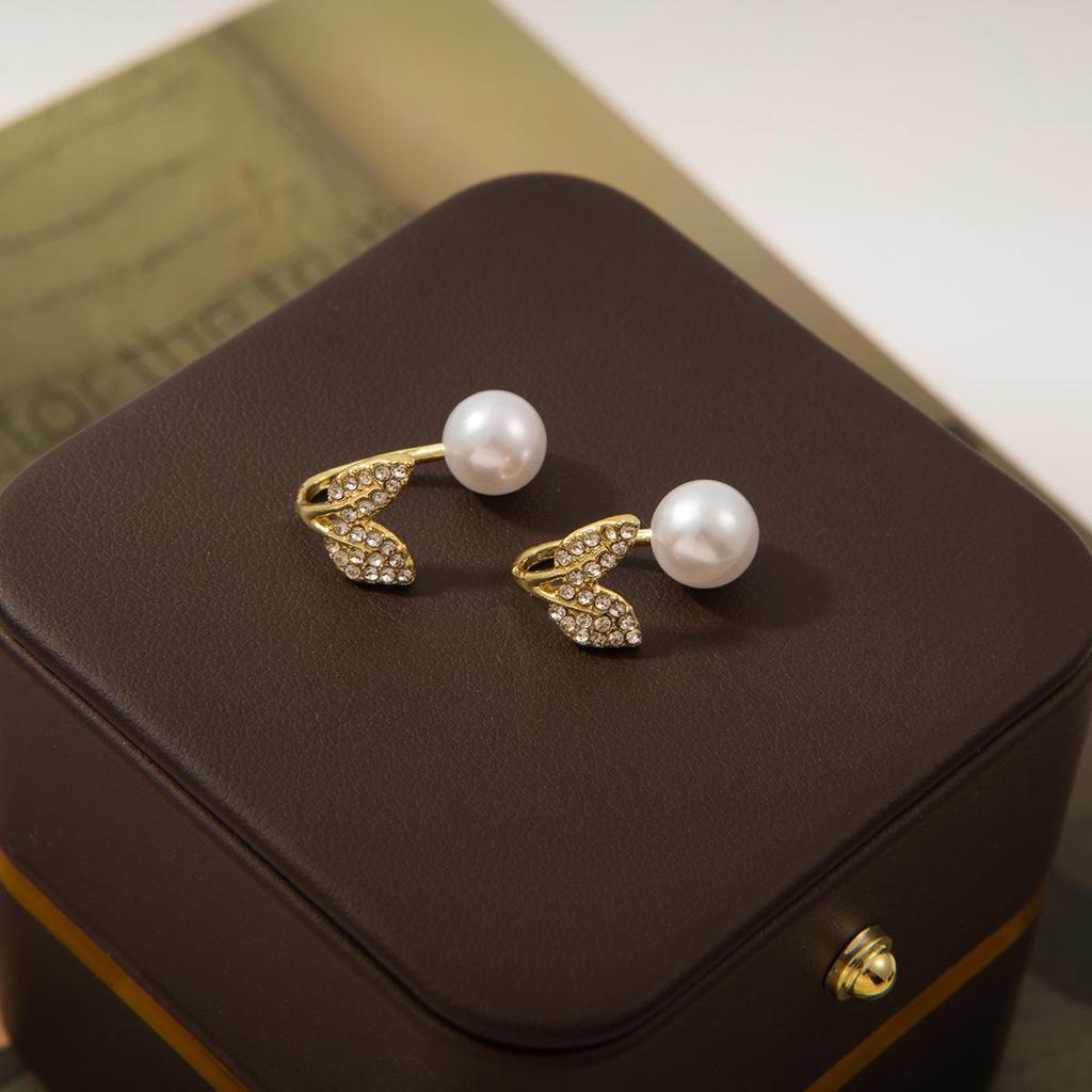Diamond-Inlaid Gold Leaf Pearl Stud Earrings: French-Style, Luxurious Ear Jewelry for Women.