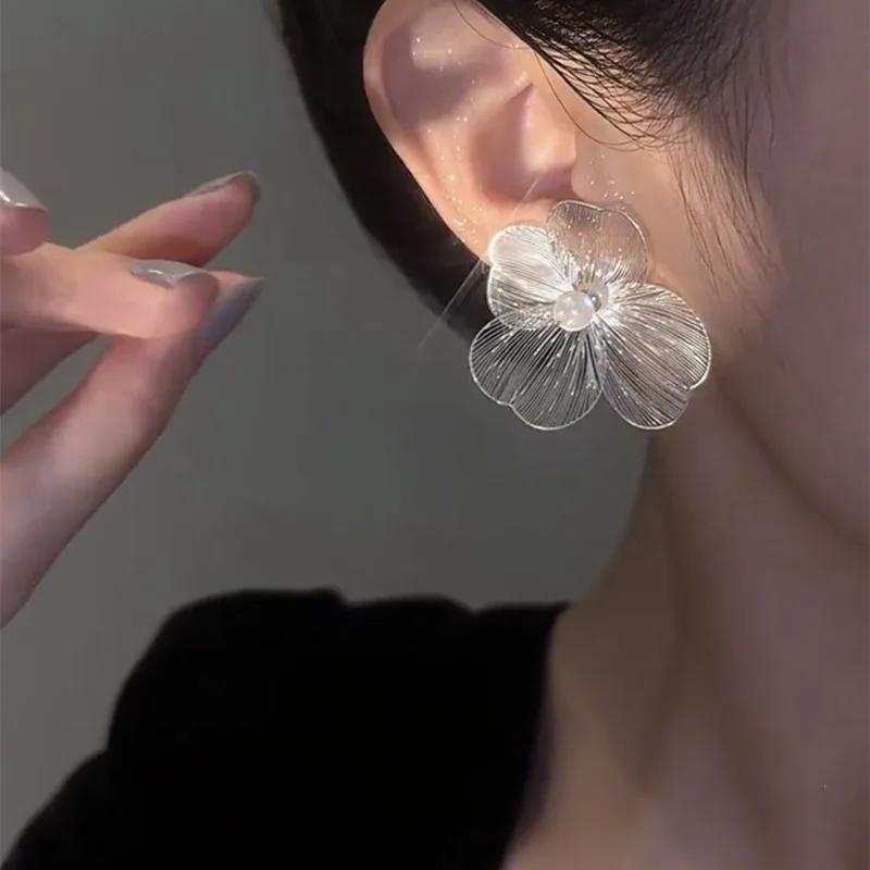 Exaggerated Hollow Metal Pearl Flower Earrings for Women able Simple Daily Accessories Party Jewelry Birthday Gifts