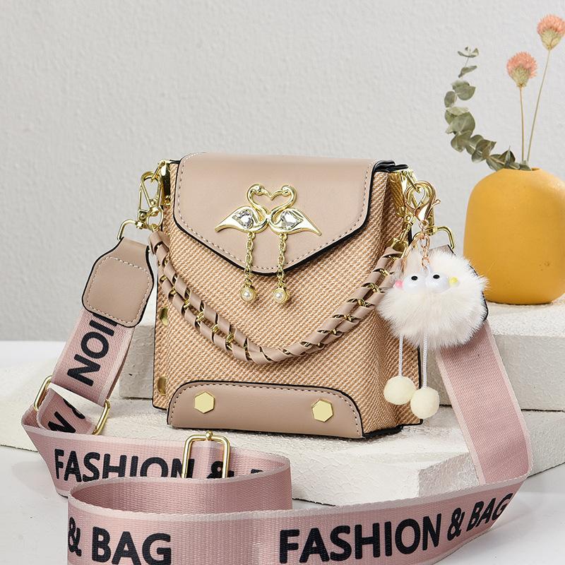 Summer versatile texture women's messenger bag light women's bag bag women's 2025 new trendy shoulder bag soft leather bag