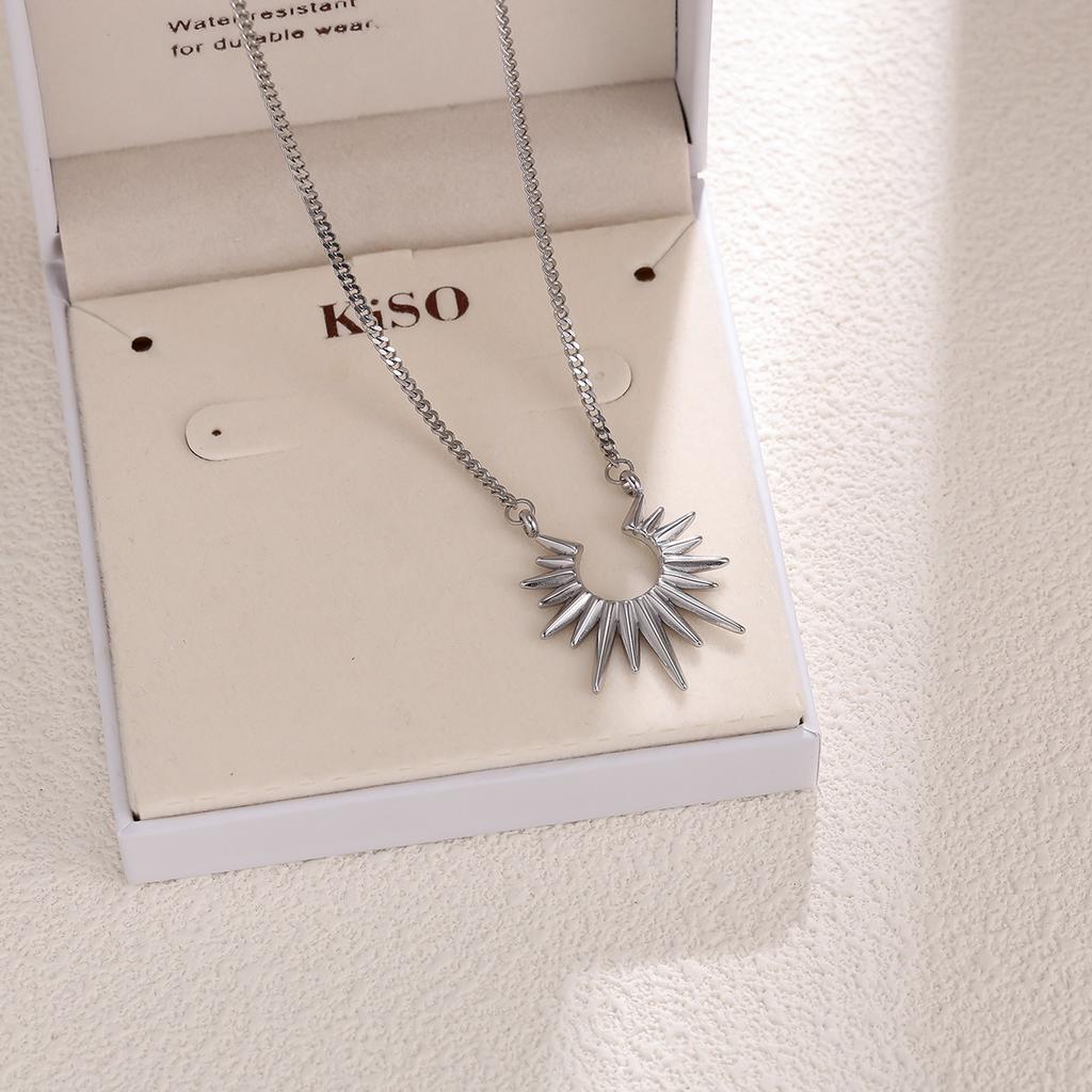 Popular retro sunflower gold-plated necklace niche design light luxury stainless steel fan-shaped collarbone chain pendant