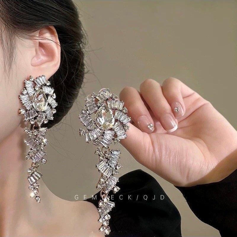 Elegant Retro Rhinestone Flower Stud Earrings: Geometric Style, Luxurious Fashion Accessories