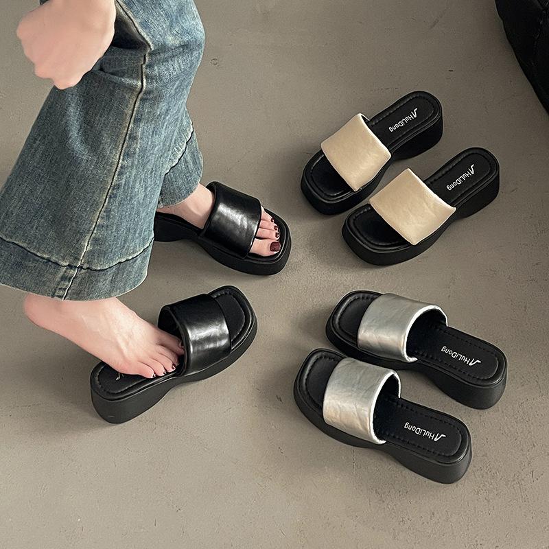 Korean version of thick-soled one-word slippers women's 2025 summer new wear simple and comfortable small height-increasing sandals