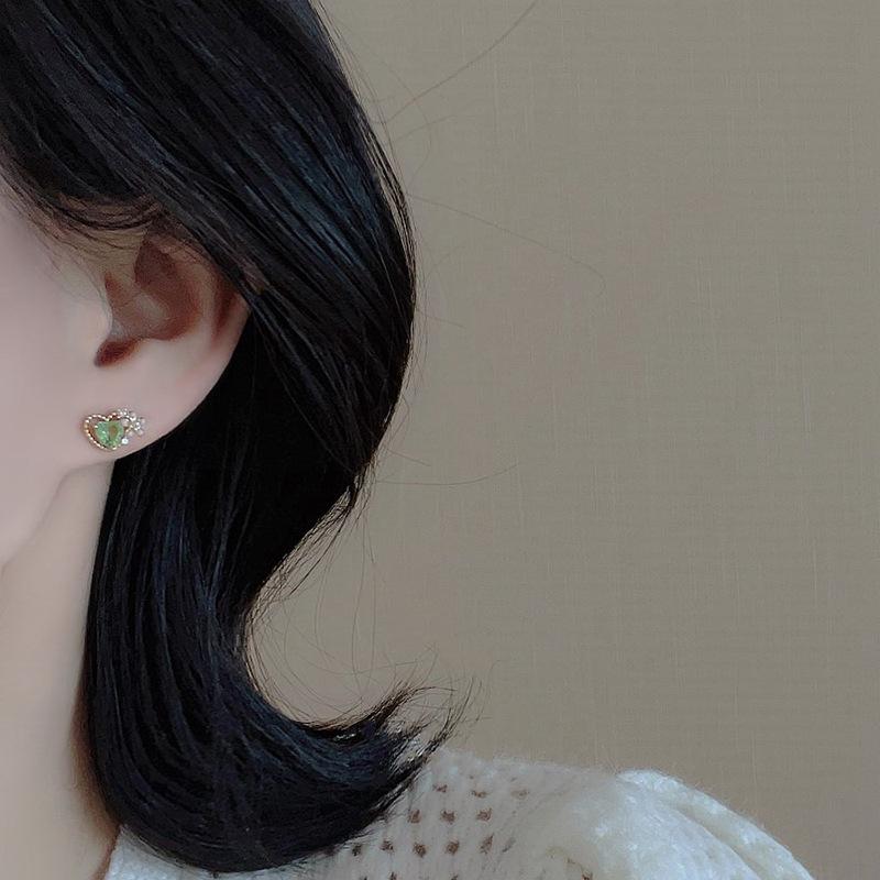 Pendientes de botón de amor para mujer, ligeros, lujosos, con temperamento de hada revoloteando, pendientes de corazón hueco para niña, pendientes pequeños