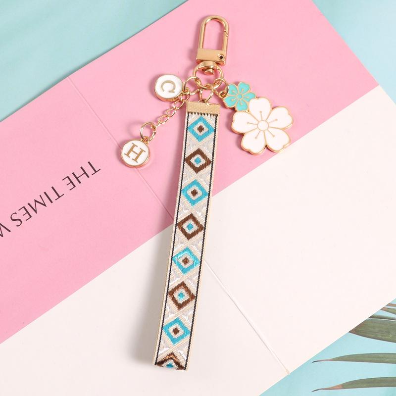 Милый клетчатый узорчатый брелок для ключей с модной буквенной цепочкой — фото 10