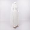 Elegante Vestido Blanco de Encaje con Cuello Alto, Mangas tipo Chal y Cintura Calada