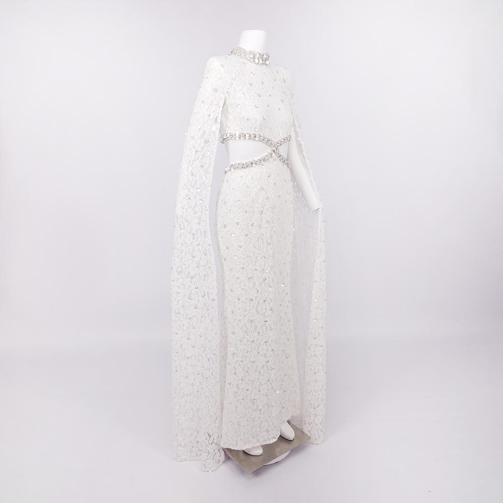 Elegante Vestido Blanco de Encaje con Cuello Alto, Mangas tipo Chal y Cintura Calada