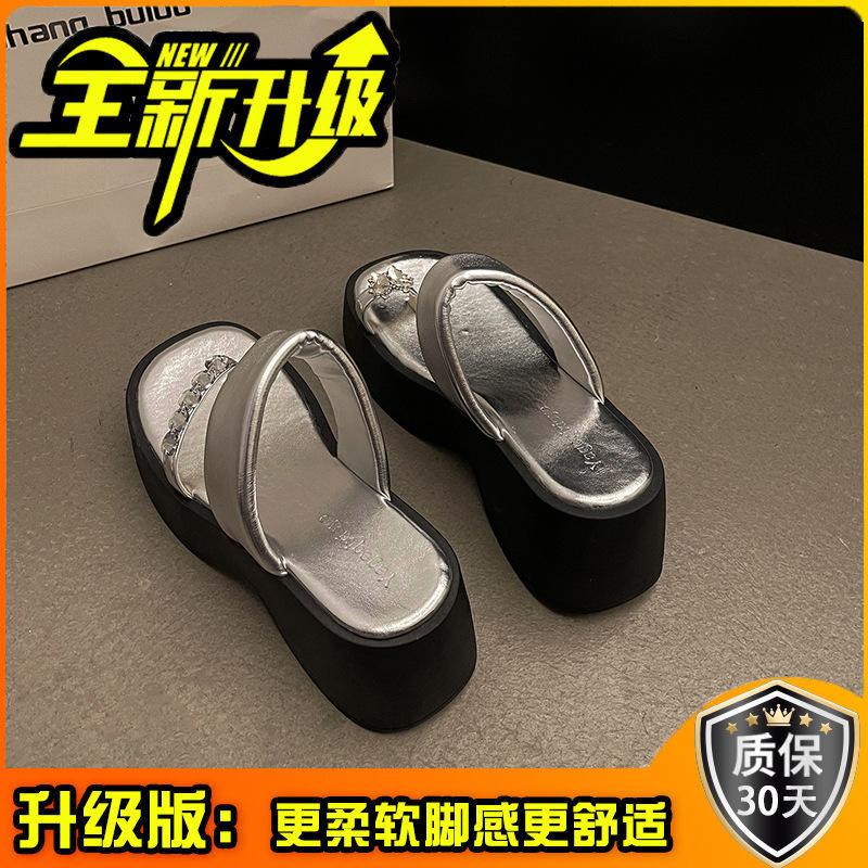 Fashion soft-soled slippers women's 2025 new summer wear rhinestones, foot clipping, thick-soled stepping on shit, casual beach shoes, seaside