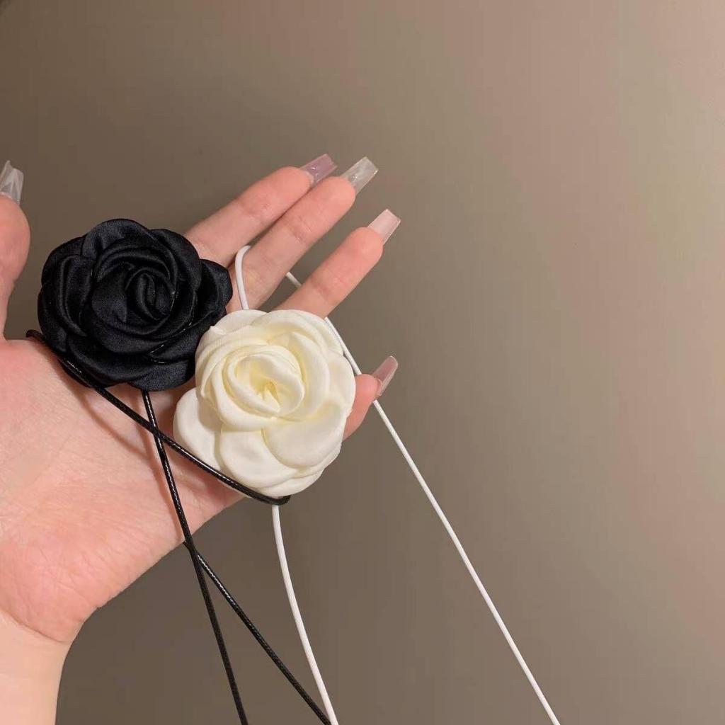 Collana girocollo da donna Camelia Rosa Nera - Elegante Accessorio Cravatta da Collo con Ornamento Floreale e Catena per Clavicola.