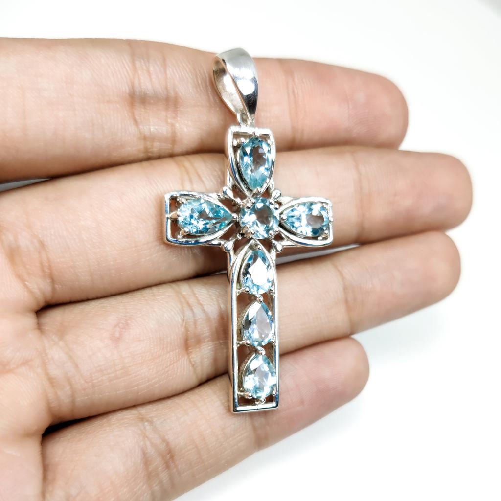 Pendentif Croix Topaze Bleue: Bijoux Religieux en Argent Sterling