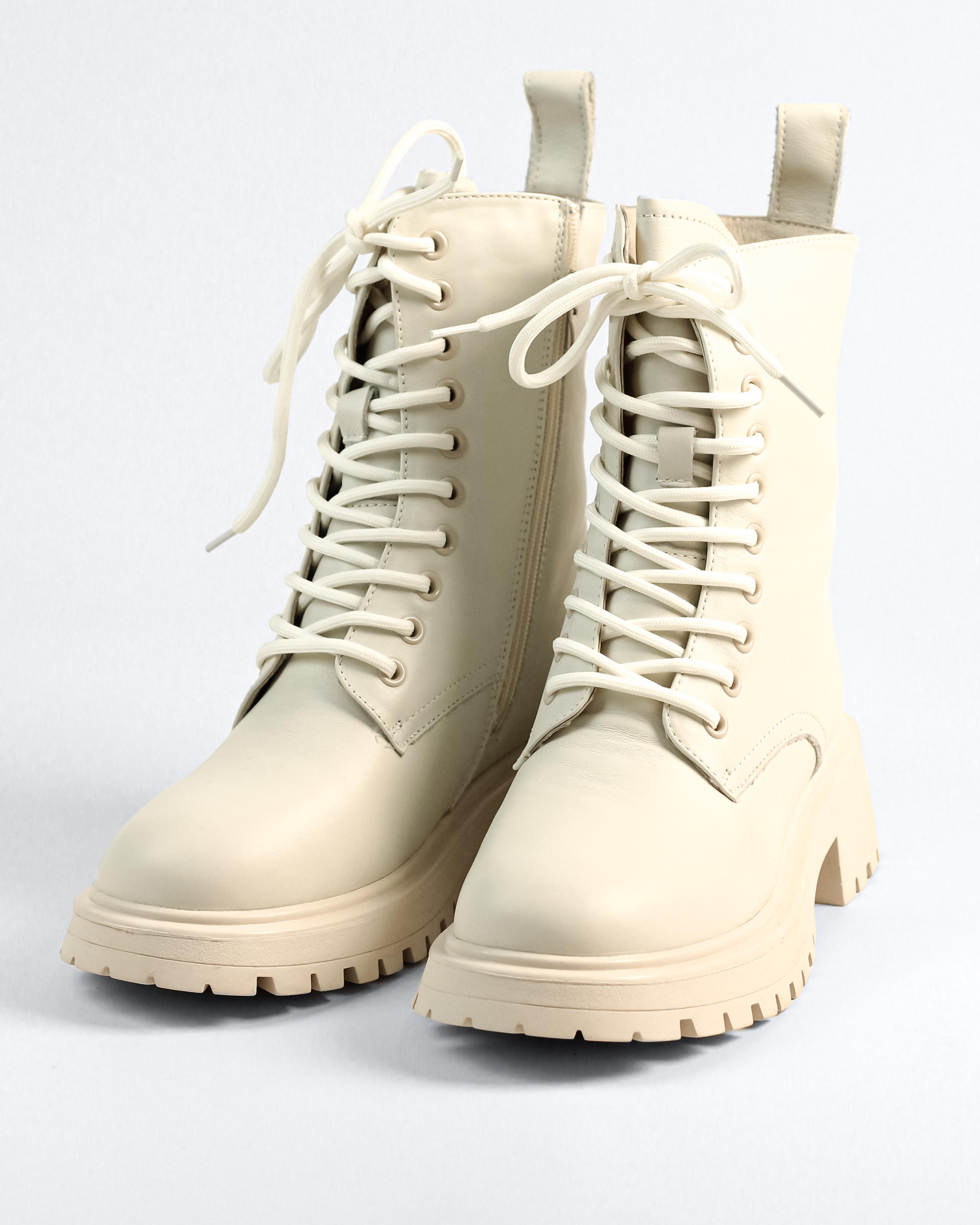 

Черевики зі шнурівкою Berkonty 85813 36 Молочна шкіра 39 теплим білим кольором