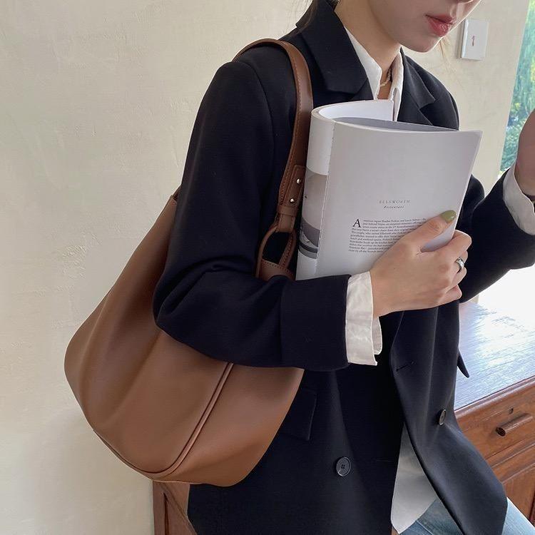 

Large Capacity Women s Fashionable Retro Work Commuter Tote Bag Niche Shoulder Underarm Bag Versatile one size