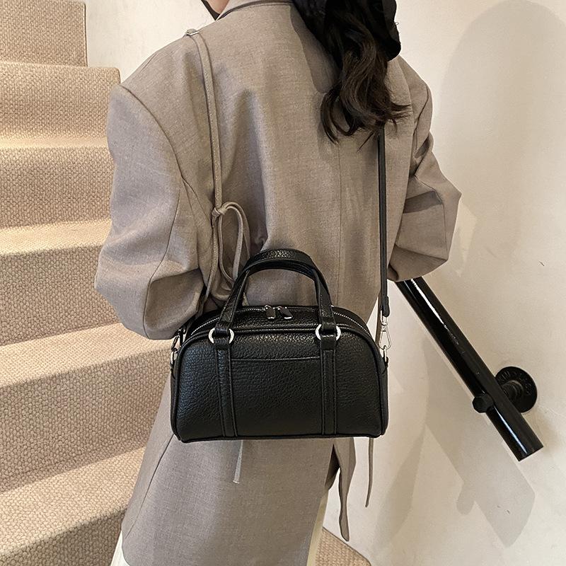 

Large capacity commuter shoulder bag niche underarm key bag 2025 new trend fashion portable pillow bag popular 24*8.5*14 чёрный