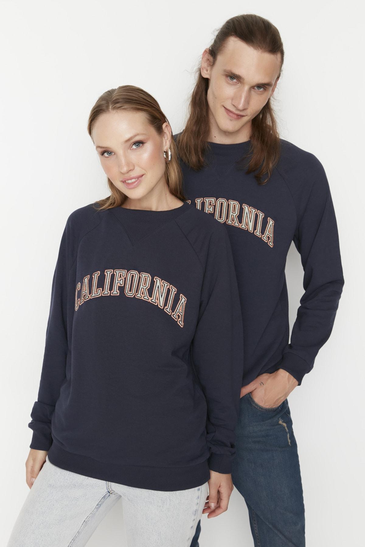 

Темно-синий свитшот свободного кроя унисекс с круглым вырезом TMNAW23SW00450