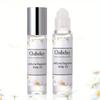 Long-lasting floral scent, moisturizing and fine shimmer. Brightening and highlighting body oil. Roll-on design for easy application
