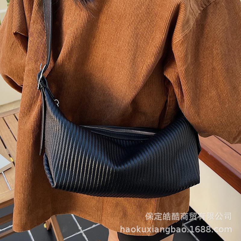Large capacity bag women's autumn and winter retro 2025 new niche design pleated shoulder bag versatile commuter dumpling bag