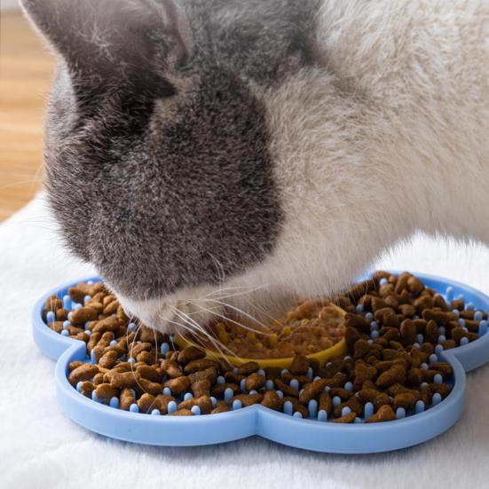Silicone Pet Licking Mat Slow Feeder Mat with Suction Cups Flower Shape Lick Mat Prevents Overeating for Cats Dogs