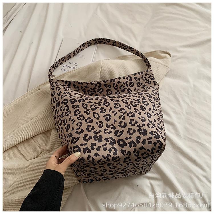 Korean version of retro leopard print shoulder bag women's 2025 trendy new fashion popular tote bag large-capacity canvas bag tide