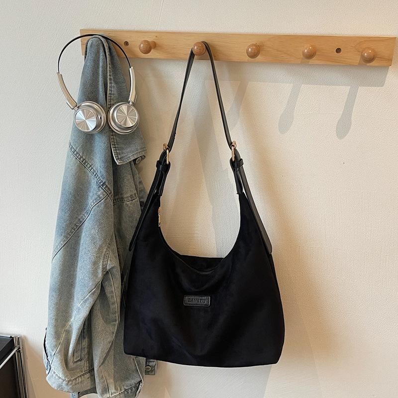 

Large capacity bag women s 2025 autumn new tote bag fashion underarm bag foreign style casual commuter shoulder bag