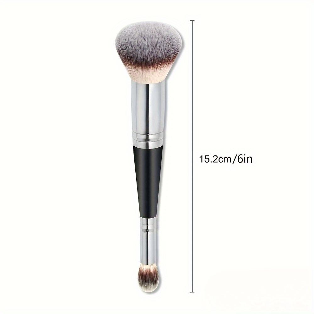 Doppelzweck-Foundationpinsel. Hochwertige Synthetik für makellosen Flüssig- und Puderauftrag.