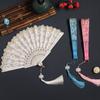 Eleganter Blumenmuster Chinesischer Faltfächer Traditioneller Vintage Tanzfächer Tragbar mit Quaste Dekofächer Foto Requisite