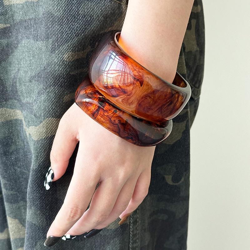 Pulseira Retrô Europeia/Americana de Resina: Bracelete Larga Irregular de Inspiração Francesa para Moda Primavera/Verão