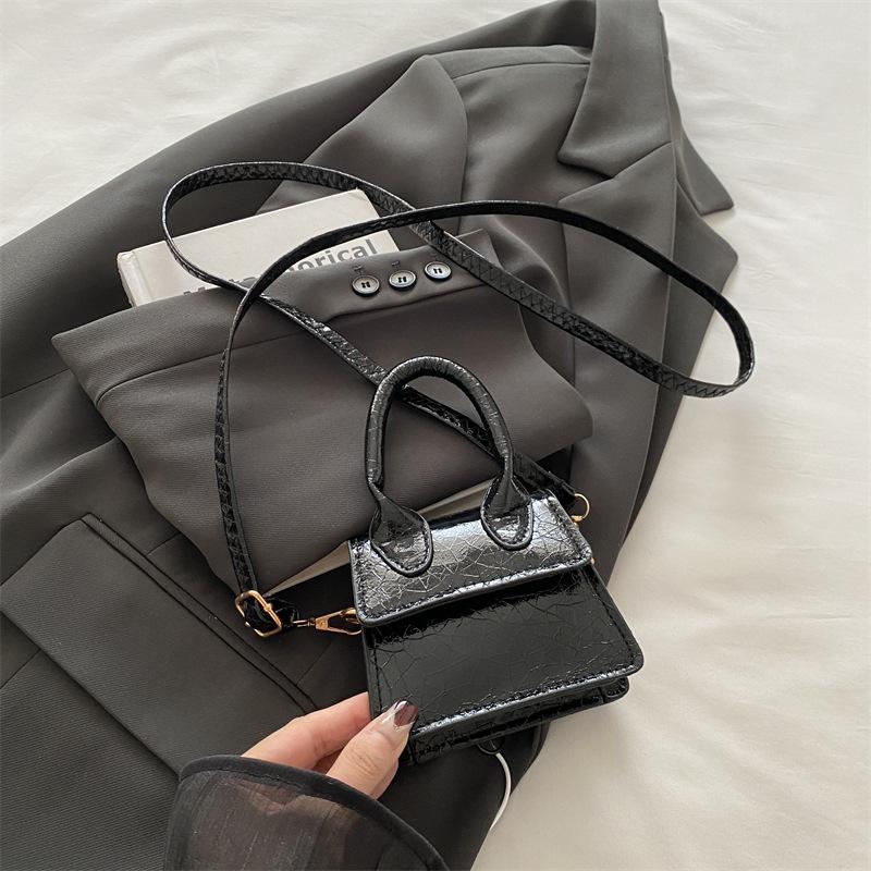 

New personalized retro casual shoulder messenger bag fashionable and beautiful atmosphere simple portable small square bag