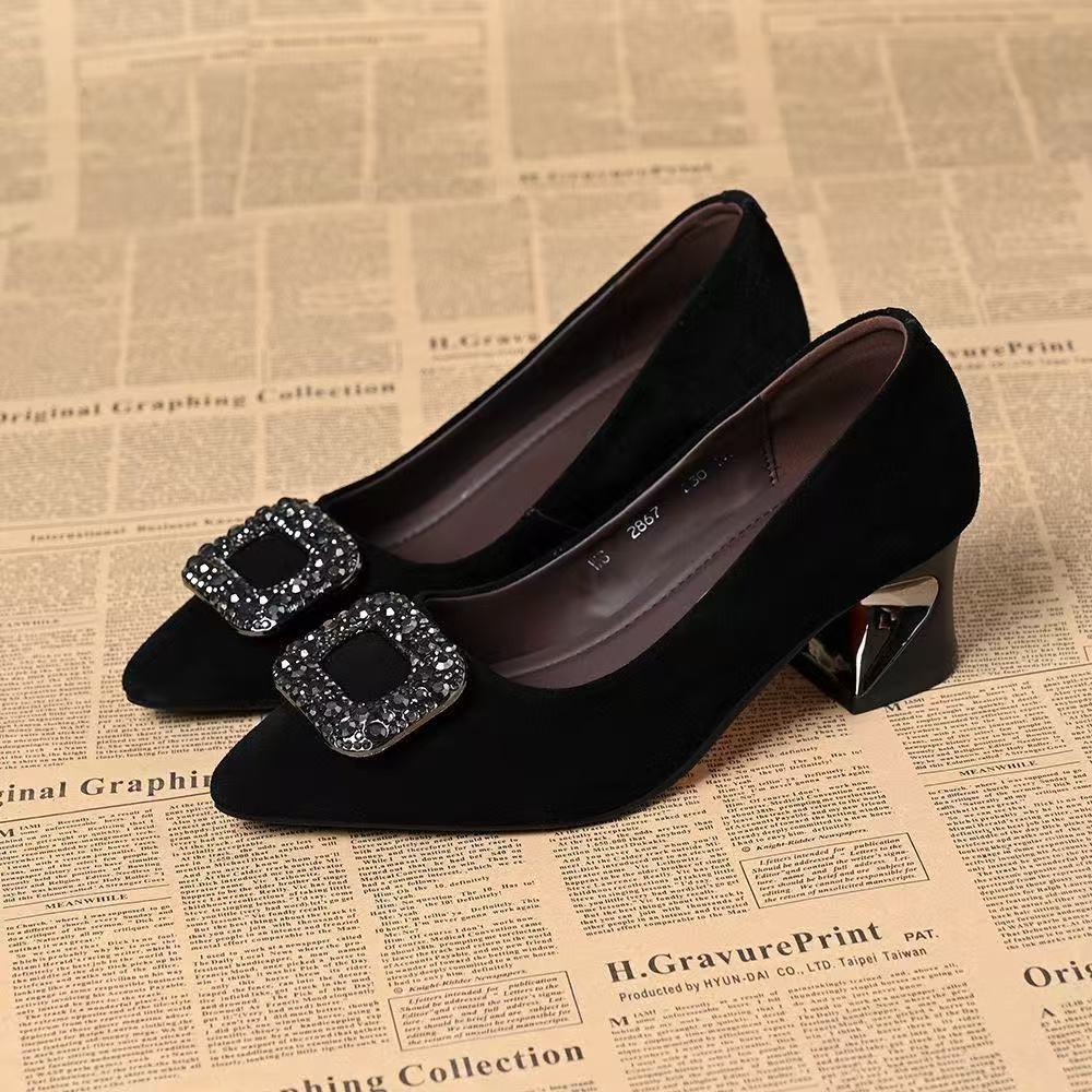 

Женские туфли на высоком каблуке весенне-осенние тонкие каблуки стразы замша не устают ноги темперамент острый носок квадратная пряжка туфли-лодочки темперамент новые 40 чёрный