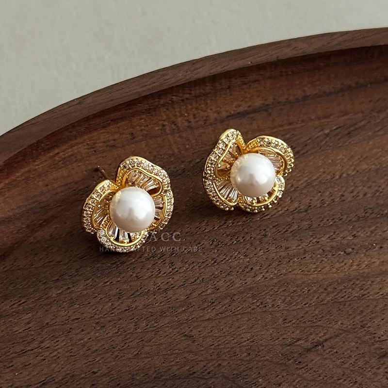 Stylish simple and exquisite pearl light luxury high-end stud earrings for women's small fresh temperament trendy versatile commuter stud earrings