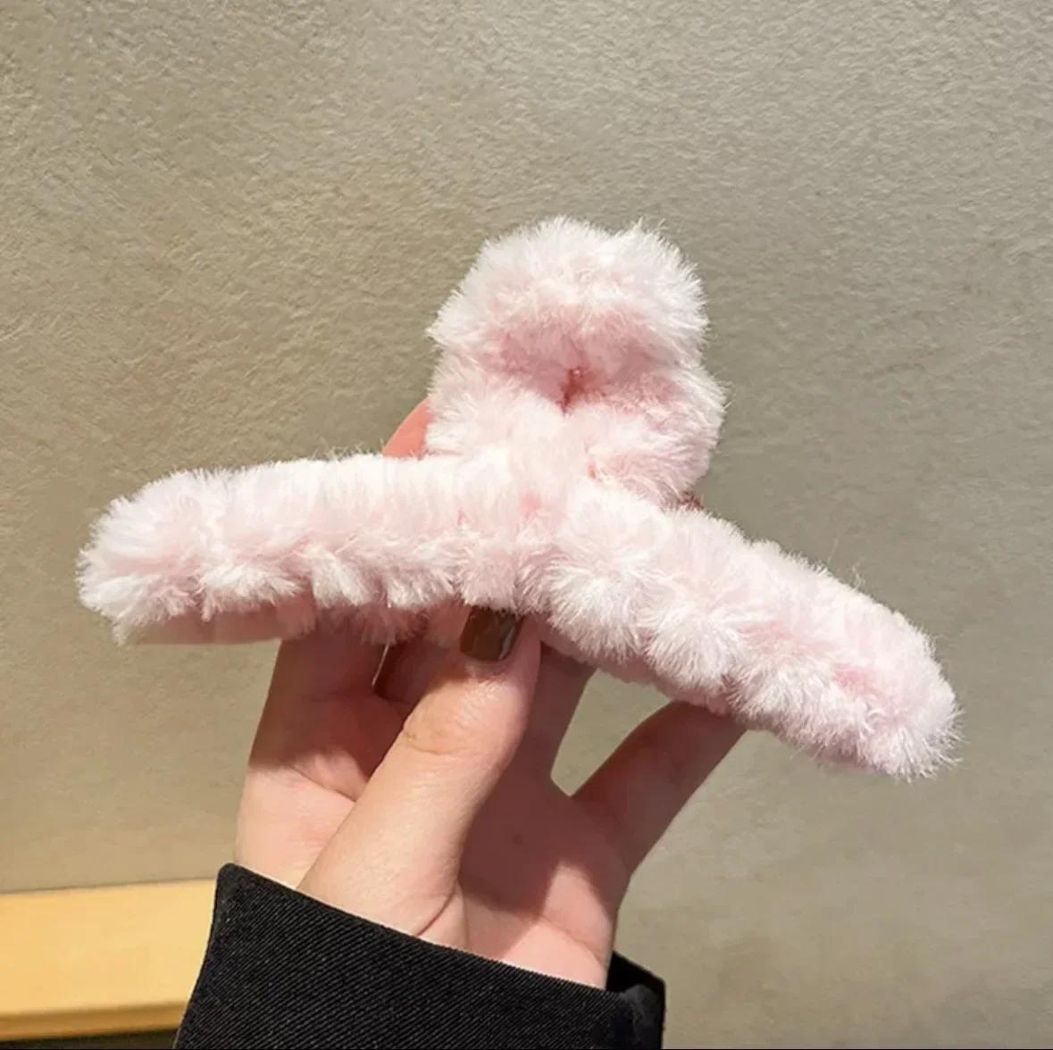 

Sweet Elegant Shark Claw Translucence Heart Women Girls Non-Slip Strong Acrylic Jaw Grip for Thick Thin Hair Summer Headdress