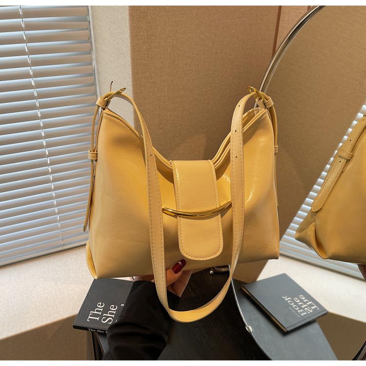 Simple and Versatile Bag Women's Large-capacity New Summer Casual Shoulder Messenger Bag Commuter Dumpling Bag
